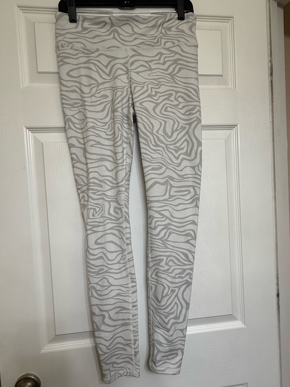ALO Yoga Women's White & Light Gray Zebra-Print Leggings
